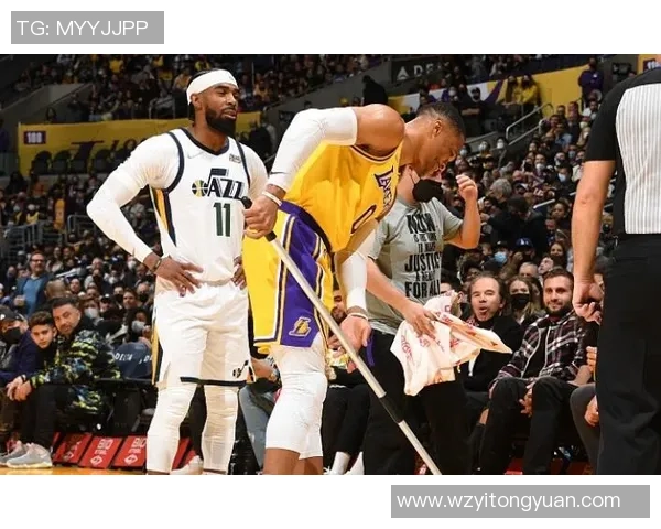 海斯中路突破怒吼暴力扣篮连连补扣点燃全场激情 海斯中路突破怒吼暴力扣篮连连补扣点燃全场激情