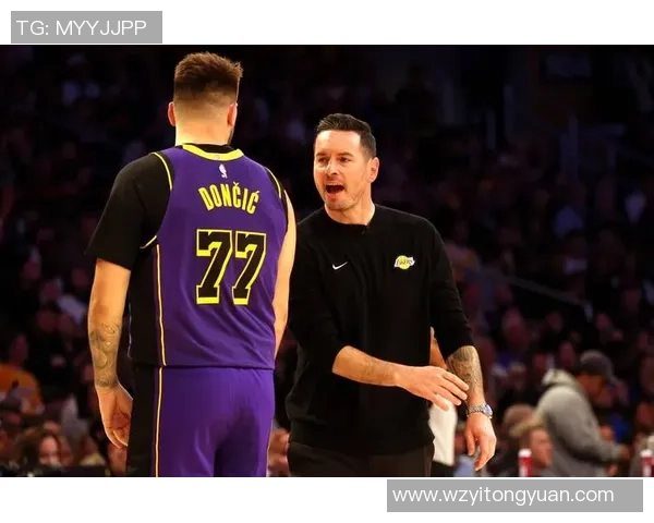 雷迪克:詹姆斯在录像分析会上为球队指明了改进方向并鼓舞士气 雷迪克:詹姆斯在录像分析会上为球队指明了改进方向并鼓舞士气